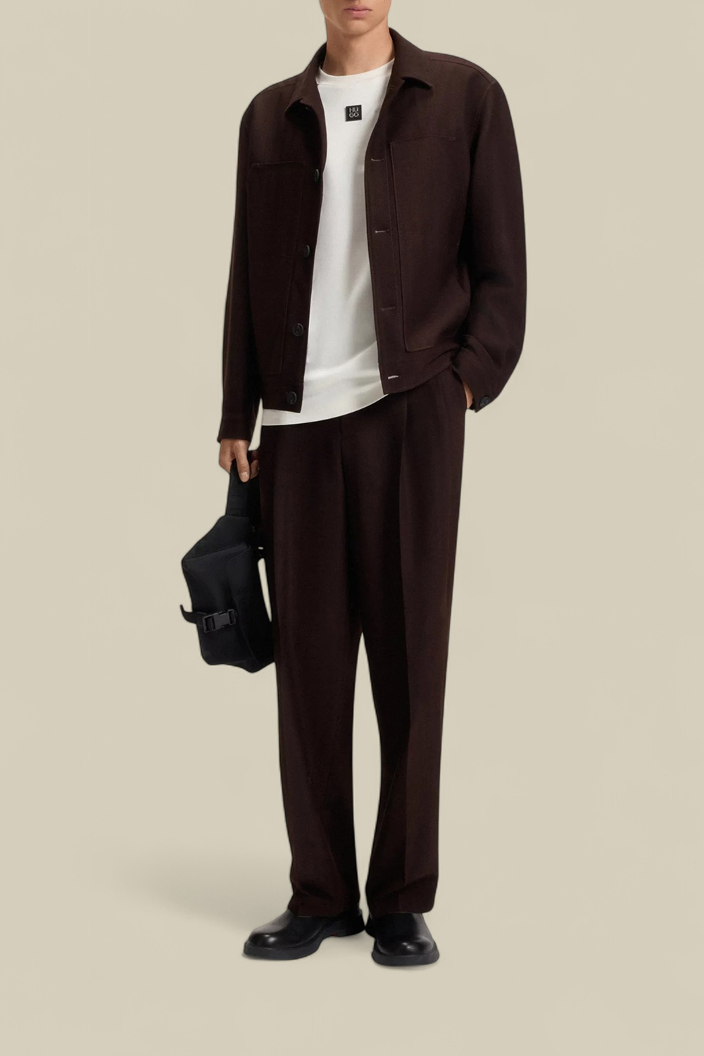 תמונת כל הלוק של חולצת טי